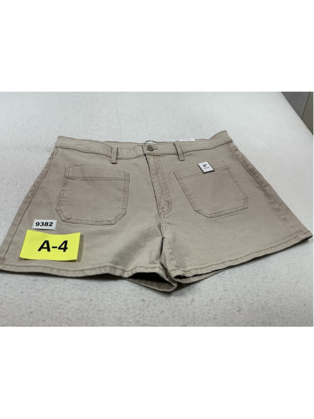 Womans NWT Time & Tru Beige Jean Short Shorts Size 18
